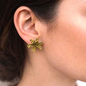 Gold flower earrings daisy brass flower earrings hammered earpost studs handmade minimalist earrings floral earrings gift for woman