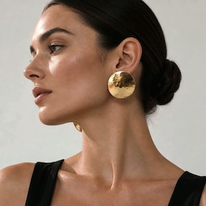 Boucles d'oreilles imposantes en laiton, rondes et concaves, à clous dorés, style contemporain, modernes, incurvées, à griffes dorées bombées.