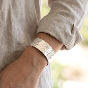 Bracelet manchette unisexe en argent sterling martelé, ajustable, large et ouvert, style minimaliste et texturé.