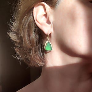 Boucles d&#39;oreilles en verre vert de mer, laiton, boucles d&#39;oreilles en verre de plage recyclées, boucles d&#39;oreilles bronze en verre de plage, cadeau pour les amoureux de la plage, boucle d&#39;oreille en verre vert pour femme