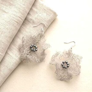 Orecchini a fiore in argento, orecchini all'uncinetto in filo metallico, orecchini a maglia in filo metallico, orecchini a rete da sposa, orecchini a fiore in argento, orecchini in argento leggero immagine 6