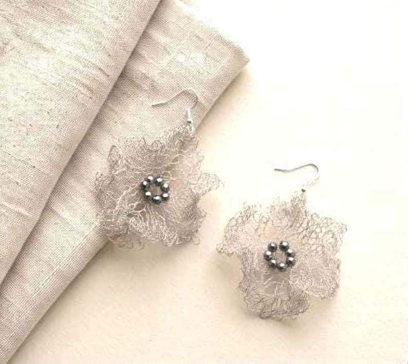 Orecchini a fiore in argento, orecchini all'uncinetto in filo metallico, orecchini a maglia in filo metallico, orecchini a rete da sposa, orecchini a fiore in argento, orecchini in argento leggero immagine 6