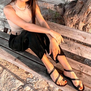 Frauen Leder Riemchen Sandalen Gladiator schwarze Sandalen Riemchen Sandalen flachen griechischen Ledersandalen Sandale Zehenring Sandalen für sie