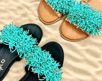 Sandalias turquesa decoradas para mujer, chanclas turquesa hechas a mano, pantuflas de lujo, sandalias de playa para bodas, chanclas de suela suave, pantuflas azules con cuentas