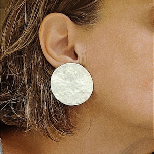 Grote gehamerde schijfoorbellen ronde zilveren statement oorbellen zilveren oorsteker muntoorbellen gehamerde schijfoorbellen grote getextureerde geslagen stekers