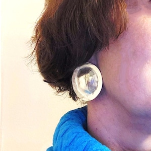 Grote zilveren oorknopjes, ronde zilveren oorbellen, gehamerde ronde oorbellen, oorpostoorbel, ronde oorknopjes, prong schijfkoepeloorbellen afbeelding 1