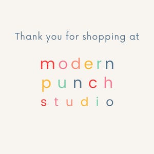 Puede incluir: Gracias por comprar en modern punch studio. El texto est&aacute; en una fuente colorida, con cada letra en un color diferente.