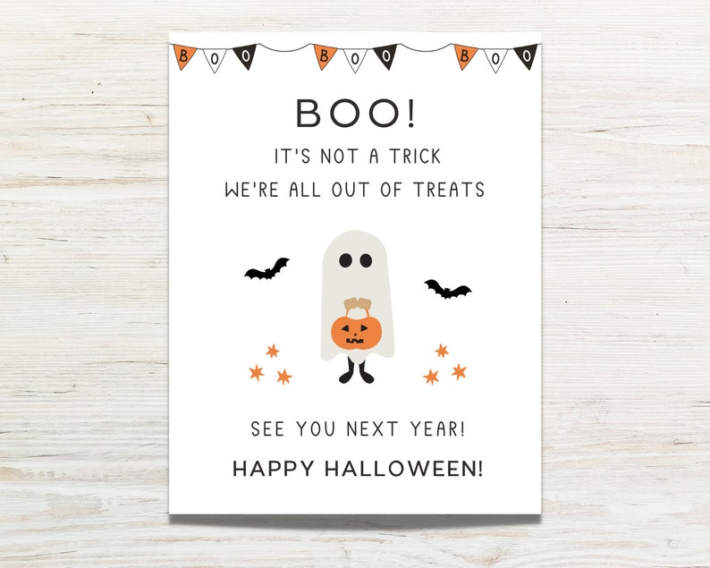 K&ouml;nnte beinhalten: Ein wei&szlig;es Schild mit schwarzem Text, auf dem steht "BOO! Es ist kein Trick. Wir haben keine S&uuml;&szlig;igkeiten mehr. Bis n&auml;chstes Jahr! Frohes Halloween!" Ein Cartoon-Geist mit einem K&uuml;rbis-Eimer befindet sich in der Mitte des Schildes.