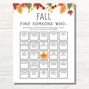 Peut inclure: Une carte de jeu de bingo d'automne imprimable avec une grille de 25 cases. Chaque case contient une activité ou une caractéristique différente liée à la saison d'automne, comme "la saison préférée est l'automne", "a ratissé les feuilles cet automne", "aime le cidre de pomme" et "a fait un tour en charrette à foin".