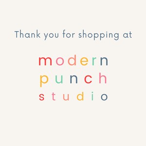 以下が含まれることがあります： modern punch studioでお買い物いただきありがとうございます。テキストはカラフルなフォントで、各文字が異なる色になっています。