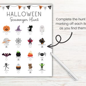 Może przedstawiać: Drukowana lista kontrolna do halloweenowej gry w chowanego z czarno-białymi ilustracjami r&oacute;żnych ikon halloweenowych, w tym dyni, kapelusza czarownicy, czarnego kota, ducha, pełni księżyca, pajęczyny, wampira, nawiedzonego domu, nietoperza, kotła, kukurydzy, pająka, szkieletu, babeczki, wilkołaka i Frankensteina. Lista kontrolna ma pola wyboru obok każdej ikony. Tekst "Complete the hunt by marking off each item as you find them." jest wydrukowany w prawym dolnym rogu strony.