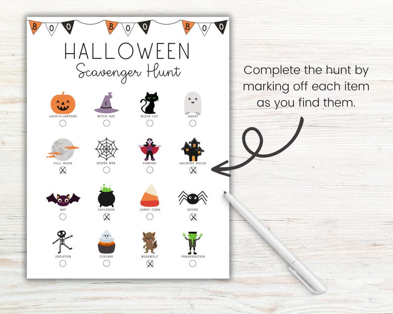 Może przedstawiać: Drukowana lista kontrolna do halloweenowej gry w chowanego z czarno-białymi ilustracjami r&oacute;żnych ikon halloweenowych, w tym dyni, kapelusza czarownicy, czarnego kota, ducha, pełni księżyca, pajęczyny, wampira, nawiedzonego domu, nietoperza, kotła, kukurydzy, pająka, szkieletu, babeczki, wilkołaka i Frankensteina. Lista kontrolna ma pola wyboru obok każdej ikony. Tekst "Complete the hunt by marking off each item as you find them." jest wydrukowany w prawym dolnym rogu strony.