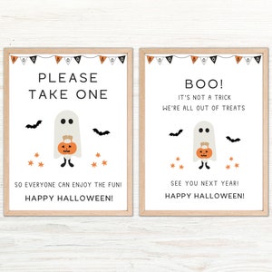 K&ouml;nnte beinhalten: Zwei druckbare Schilder f&uuml;r Halloween. Das erste Schild sagt "Bitte nehmen Sie eins" und zeigt ein Gespenst, das einen K&uuml;rbis h&auml;lt. Das zweite Schild sagt "Buh! Es ist kein Trick, wir haben keine S&uuml;&szlig;igkeiten mehr" und zeigt ebenfalls ein Gespenst, das einen K&uuml;rbis h&auml;lt. Beide Schilder haben ein Banner mit dem Wort "Buh" wiederholt oben.