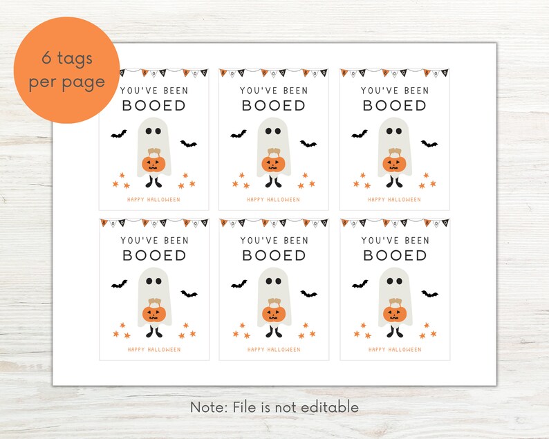 Puede incluir: Seis etiquetas de regalo de Halloween imprimibles con un fantasma sosteniendo una calabaza con el texto "You've Been Booed" y "Happy Halloween".
