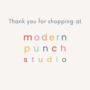 Może przedstawiać: Dziękujemy za zakupy w modern punch studio. Tekst jest w kolorowej czcionce, a każda litera ma inny kolor.