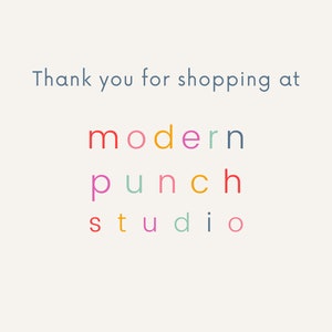 K&ouml;nnte beinhalten: Vielen Dank f&uuml;r Ihren Einkauf bei modern punch studio. Der Text ist in einer bunten Schriftart, wobei jeder Buchstabe eine andere Farbe hat.