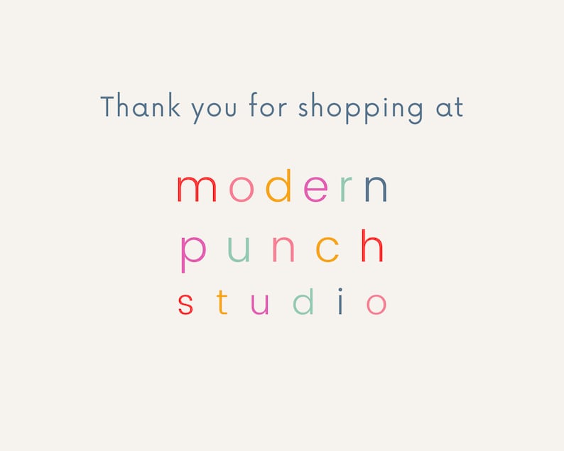K&ouml;nnte beinhalten: Vielen Dank f&uuml;r Ihren Einkauf bei modern punch studio. Der Text ist in einer bunten Schriftart, wobei jeder Buchstabe eine andere Farbe hat.