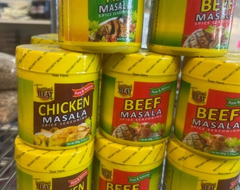 Op de afbeelding: Zes gele specerijenpotten met zwarte en rode etiketten. De etiketten dragen de tekst "Tropical Heat" en tonen verschillende masala-kruidenmengsels: kip, rundvlees, vis en rundvlees masala. Elke pot heeft een nettogewicht van 100 g (3,52 oz).