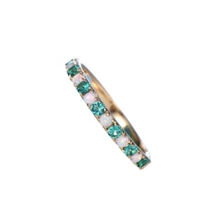 Opal & Emerald Ring 14k Or Vert Émeraude Half Eternity Band Dainty Opal Ring May Birthstone Ring Gold Stacking Ring Anniversary Gift