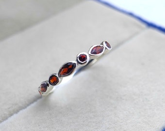 Liten, delikat vintage art déco-vigselring i granat, Liten och nätt vigselring i sterlingsilver med marquise-slipad granat för kvinnor, Granatsmycken