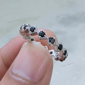 Bague délicate en onyx noir, jonc empilable, jonc en argent sterling, jonc éternité, bague délicate de tous les jours, pierre précieuse noire, jonc assorti
