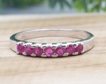 Ruby band ring halve eeuwigheid effenen ruby trouwring natuurlijke ruby stapelring sterlingzilver ruby verjaardag band juli Birthstone ring