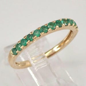 Anillo de eternidad con esmeralda natural: anillo apilable de oro de 14 k