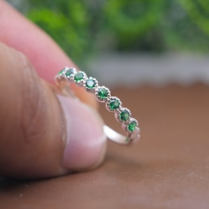Smaragdgroene ring, vintage smaragdgroene band, smaragdgroene trouwring, zilveren smaragdgroene ring, sierlijke ring, mei Birthstone-ring, bijpassende bandring