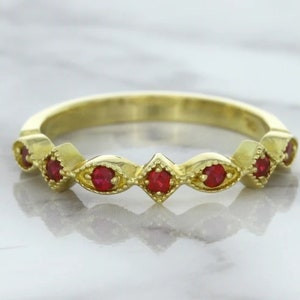 bande de rubis vintage, bande de mariage rubis. Bague en or 14 carats, demi-bague d&#39;éternité, bague d&#39;empilage unique, bague de fiançailles, bague de promesse pour elle