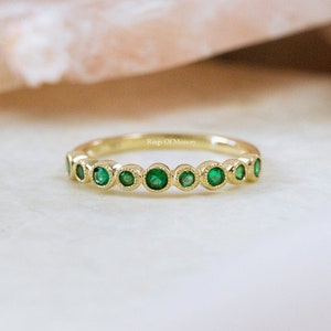 Alliance émeraude, bague d’éternité émeraude, bague d’empilage lunette émeraude, demi bague d’éternité, bande assortie, bague délicate, bague délicate