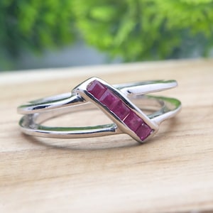 Bague rubis naturel, bague de mariage rubis, bague rubis en argent sterling, bande rubis carrée, bague de pierre de naissance de juillet, cadeau de Noël pour elle