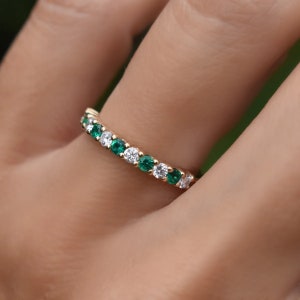 Natuurlijke smaragdgroene diamanten trouwring, halve eeuwigheidsband, 14k gouden smaragdring, vintage smaragdgroene band, smaragd stapelring, geboortesteen mei