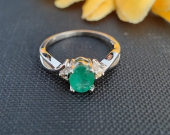 Anello con smeraldo naturale, anello nuziale con smeraldo, anello in argento sterling con smeraldo, anello con smeraldo taglio ovale, pietra portafortuna di maggio, regalo di anniversario per lei