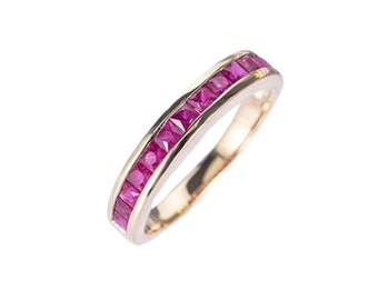 Fede nuziale con rubino, fede in oro giallo 14 carati, fede eternity con rubino, pietra portafortuna di luglio, anello impilabile, mezza fede eternity, anello di fidanzamento regalo per lei