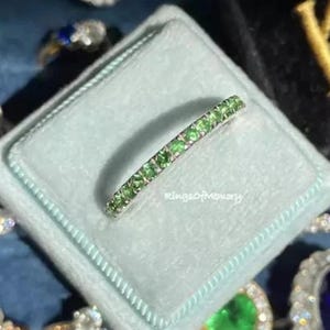 Anillo de boda de granate tsavorita, alianza de plata de ley, anillo de media eternidad, anillo apilable a juego, regalo de compromiso y aniversario para ella.