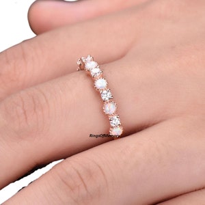 Opal Ehering, natürlicher Opalring, 14k Rose Gold Band, halbe Eternity Band, Vintage Opal CZ Diamant Ring, Stapelring, Geburtsstein Ring