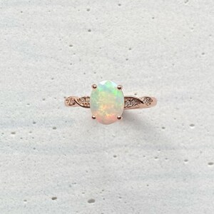 Natürlicher Opal Ring, Opal Verlobungsring, 14k Rose Gold Band, Vintage Ring, Ovalschliff Opal Ring, Geburtsstein Ring, Jahrestag Geschenk Ring
