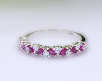 Rubin Band, Rubin Hochzeitsband, Rubin Halbe Ewigkeit Band, Stirling Silber Band, Marquise Rubin Stapelband, Jahrestag Ring, Geschenk für Frauen
