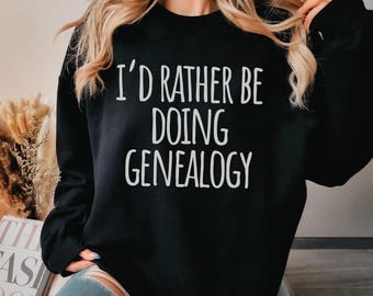Może przedstawiać: Czarny sweter z napisem "I'd rather be doing genealogy" w kolorze białym.