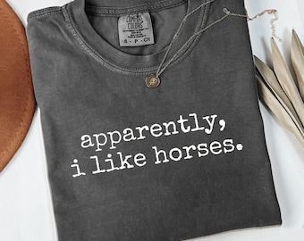 Camiseta Comfort Colors® "Aparentemente me gustan los caballos", regalo para amantes de los caballos, divertida camiseta de caballos, camiseta de equitación, camiseta ecuestre, regalo para una chica que ama los caballos