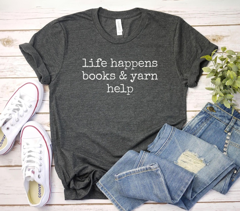 life happens books yarn help Funny knitting Shirt, Easily Distracted by Knitting Books Yarn Shirt, Book Lover shirt Knitting Shirt afbeelding 1