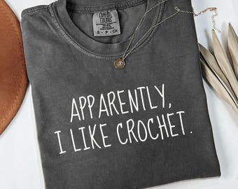 Comfort Colors® Camiseta "Aparentemente me gusta el crochet" Camiseta divertida de crochet Camiseta de regalo para crocheter Camiseta para amantes del crochet Camiseta de afición Camiseta para adictos al crochet