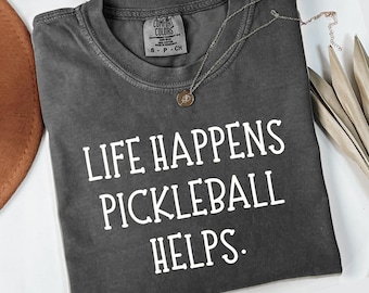 Camiseta "Life Happens Pickleball Helps" de Comfort Colors, divertida camiseta de Pickleball, regalo de Pickleball, ropa deportiva, actividades recreativas, camiseta