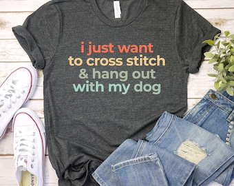 Solo quiero hacer punto de cruz y pasar el rato con mi perro. Camiseta divertida de punto de cruz. Regalo para amantes de los perros. Regalos para bordadores de punto de cruz.