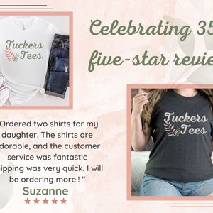 Peut inclure: Deux photos d'un t-shirt blanc et d'un t-shirt gris fonc&eacute; avec le texte "Tuckers Tees" et un motif de feuille verte. Le texte "Celebrating 350+ five-star reviews" est en haut de l'image. Un avis client est sous les photos, indiquant "J'ai command&eacute; deux t-shirts pour ma fille. Les t-shirts sont adorables, et le service client &eacute;tait fantastique. La livraison a &eacute;t&eacute; tr&egrave;s rapide. Je commanderai plus !" - Suzanne.