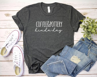 Camiseta para un día de café y cerámica. Camiseta de cerámica. Linda camiseta de cerámica. Regalo de cerámica y fabricante de cerámica. Divertida camiseta de fabricante de cerámica.