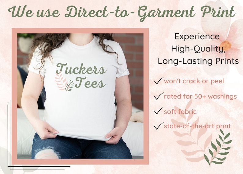 Puede incluir: Camiseta blanca con el texto "Tuckers Tees" y un dise&ntilde;o floral verde y rosa. El texto "We use Direct-to-Garment Print" est&aacute; en la parte superior de la imagen. El texto "Experience High-Quality, Long-Lasting Prints" est&aacute; en el lado derecho de la imagen. Una marca de verificaci&oacute;n est&aacute; junto a cada uno de los siguientes: "won't crack or peel", "rated for 50+ washings", "soft fabric", y "state-of-the-art print".