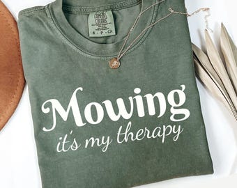 Camiseta Comfort Colors "Cortar el césped es mi terapia", divertida sobre el cuidado del césped, regalo para jardineros, camiseta para trabajos en el jardín, humor sobre cortar el césped, pasatiempo al aire libre, cortar el césped
