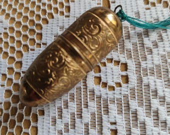 Antiker Nadel- und Fingerhut-Griff mit verziertem Faden-/Nadelhalter aus Kupfer