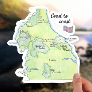 Kaart van kust tot kust | Sticker | Treks van Engeland | Merengebied | Souvenirgeschenk | Glanzende vinylsticker 4" / 5,5"